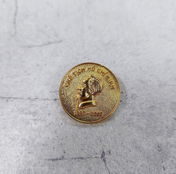Huy hiệu cài áo số 67 -